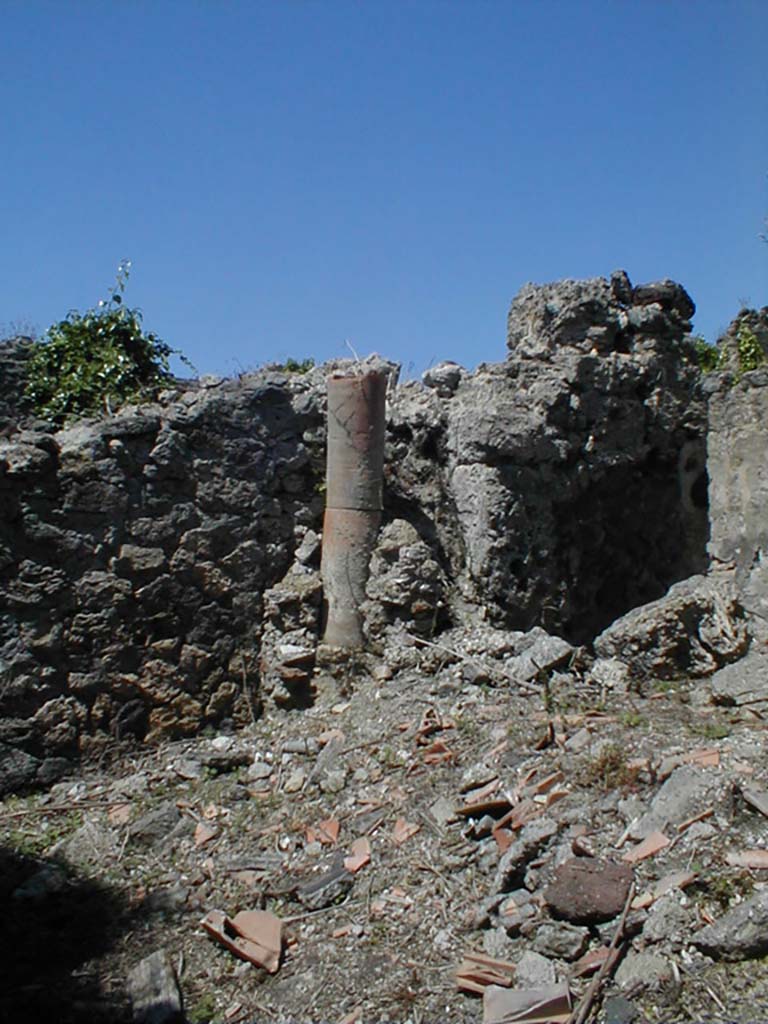 VI.15.5 Pompeii. May 2005. Looking west into room 28, from VI.15.4.