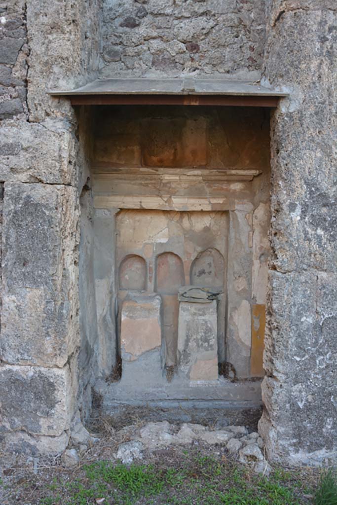 VI 15 5 Pompeii. October 2019. 
Room 1, altar in atrium. North-east corner of atrium, with altar.
Foto Annette Haug, ERC Grant 681269 DÉCOR.
