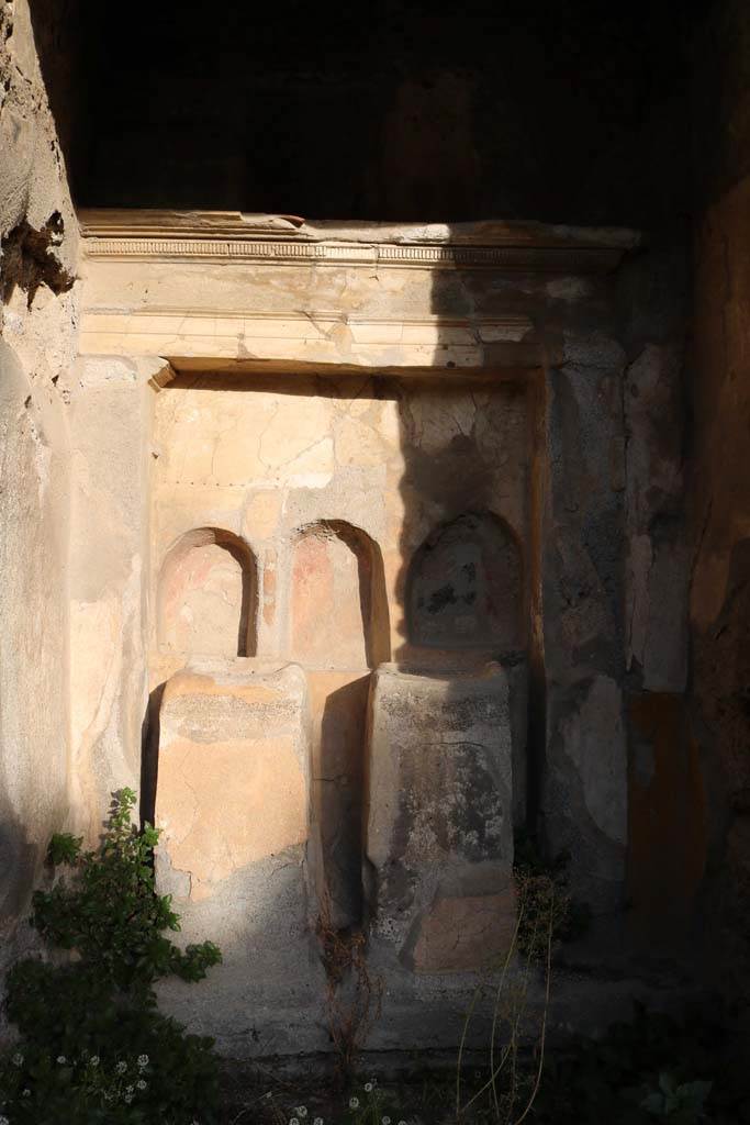 VI.15.5 Pompeii. December 2018.
Room 1, altar in atrium. Looking east in north-east corner of atrium, with altar. Photo courtesy of Aude Durand.
