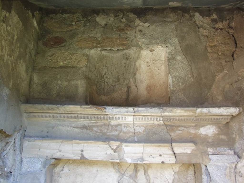 VI.15.5 Pompeii. March 2009.  Room 1, rectangular niche top, with irregular shaped niche.  