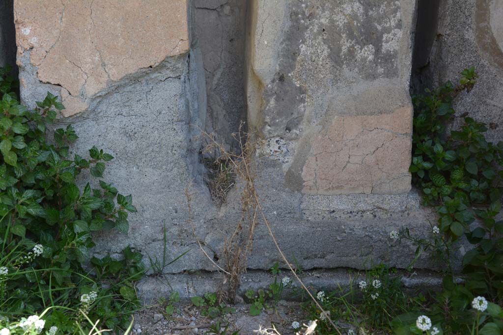 VI 15 5 Pompeii. March 2019. Room 1, base of two altars in recess.
Foto Annette Haug, ERC Grant 681269 DÉCOR.
