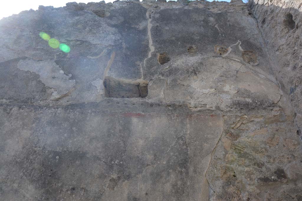 VI 15 5 Pompeii. March 2019. Cubiculum 4, detail from upper west wall, with vaulted ceiling outlined over the bed alcove.
Foto Annette Haug, ERC Grant 681269 DCOR.
