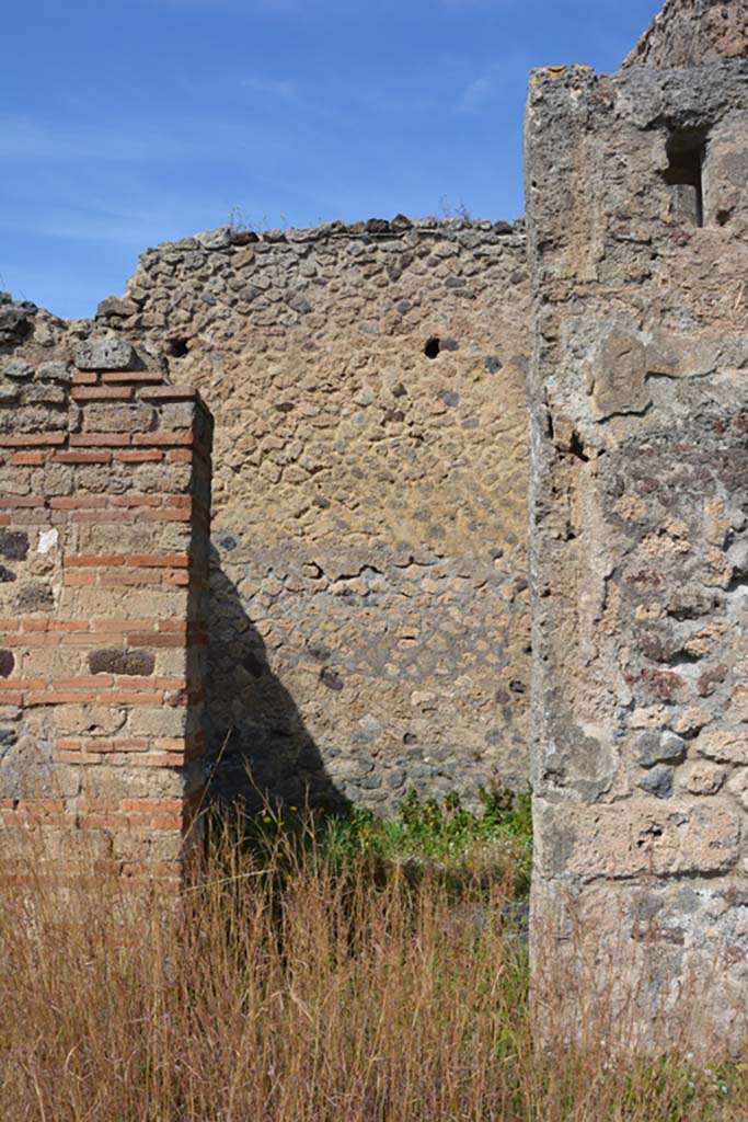 VI 15 5 Pompeii. March 2019. Cubiculum 5, looking towards doorway on north side of atrium.
Foto Annette Haug, ERC Grant 681269 DCOR.
