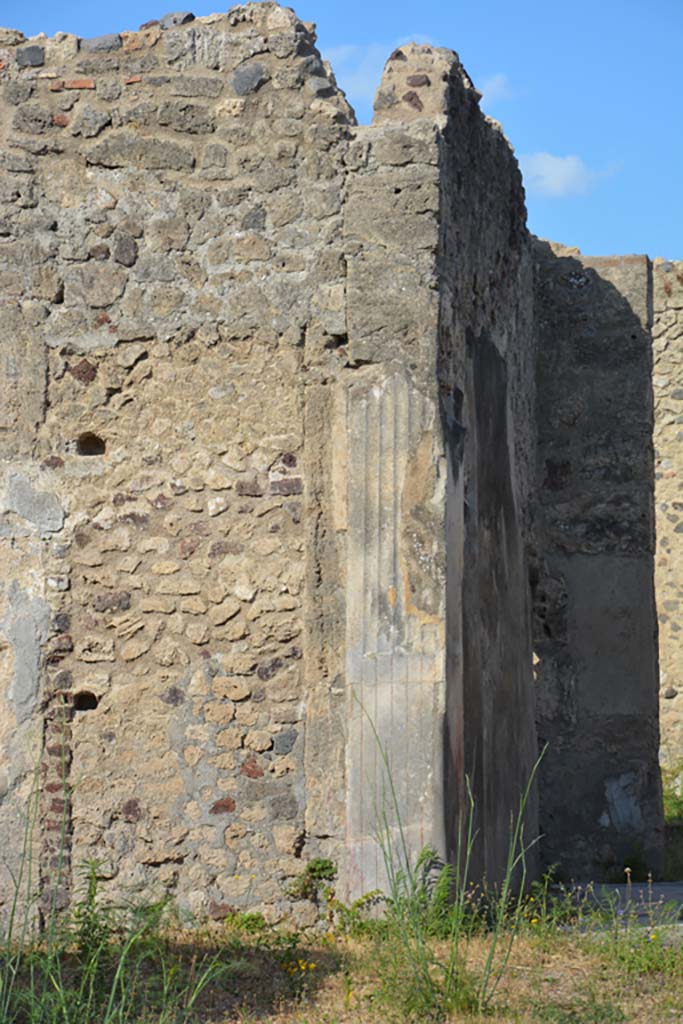 VI 15 5 Pompeii. July 2017. 
Looking west from atrium towards pilaster at east end of south wall of tablinum. 
Foto Annette Haug, ERC Grant 681269 DCOR.
