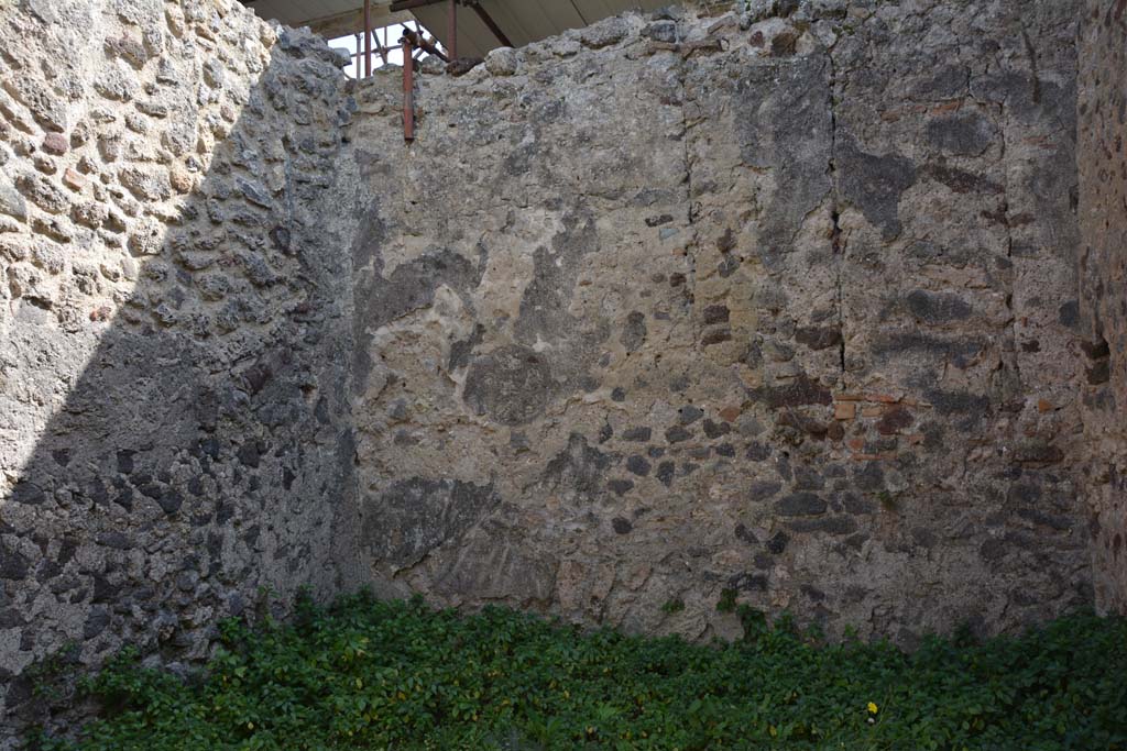 VI 15 5 Pompeii. March 2019. Room 10, looking towards south-east corner and south wall.
Foto Annette Haug, ERC Grant 681269 DCOR.
