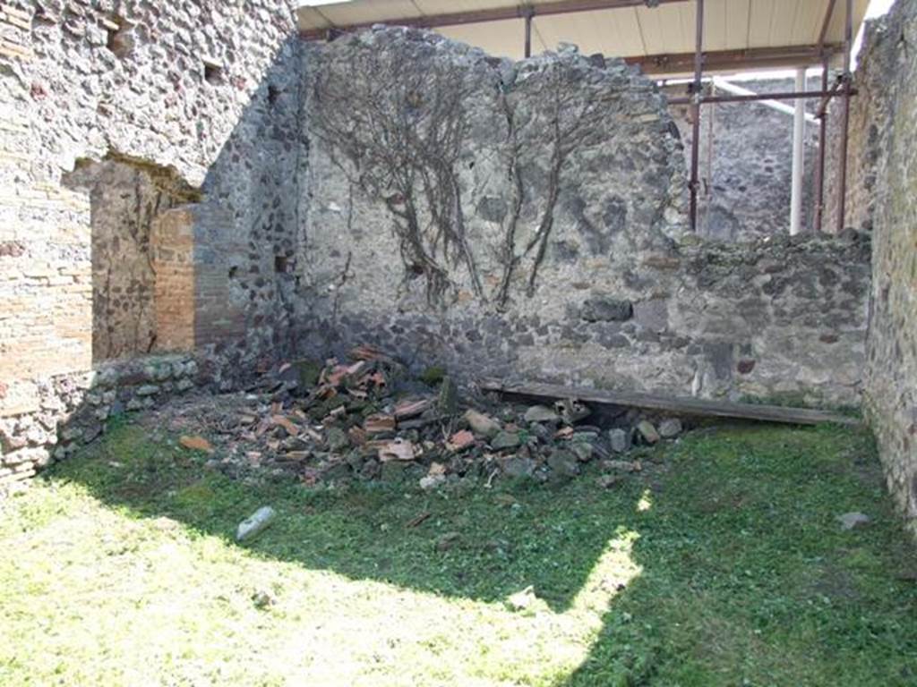 VI.15.5 Pompeii. March 2009. Garden area 11, south end, with window from room 10, on the left.