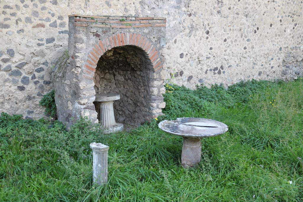 VI.15.5 Pompeii. December 2018. Looking west towards tables in garden area. Photo courtesy of Aude Durand.