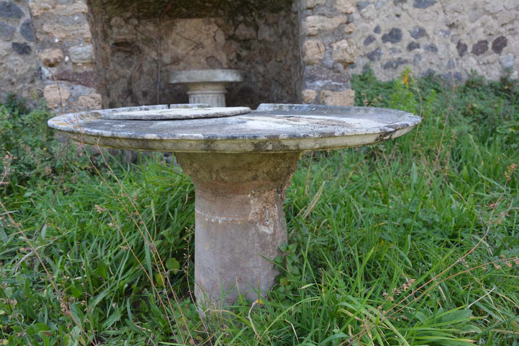 VI 15 5 Pompeii. March 2019. Garden area 11, round masonry table covered with stucco.
Foto Annette Haug, ERC Grant 681269 DÉCOR.
