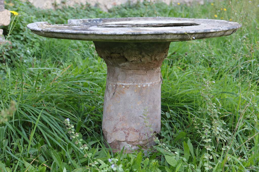 VI.15.5 Pompeii. December 2018. Looking towards round masonry table covered with stucco. Photo courtesy of Aude Durand.