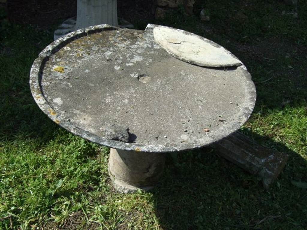 VI.15.5 Pompeii.  March 2009.  Round masonry table covered with stucco.