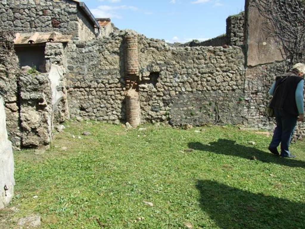 VI.15.5 Pompeii.  March 2009. Room 13. Looking east across north portico.