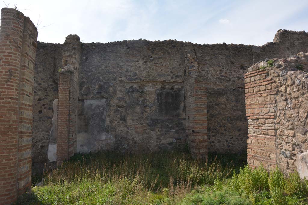 VI 15 5 Pompeii. March 2019. Looking west along north portico 13, with doorway to room 23, on right.
Foto Annette Haug, ERC Grant 681269 DÉCOR.
