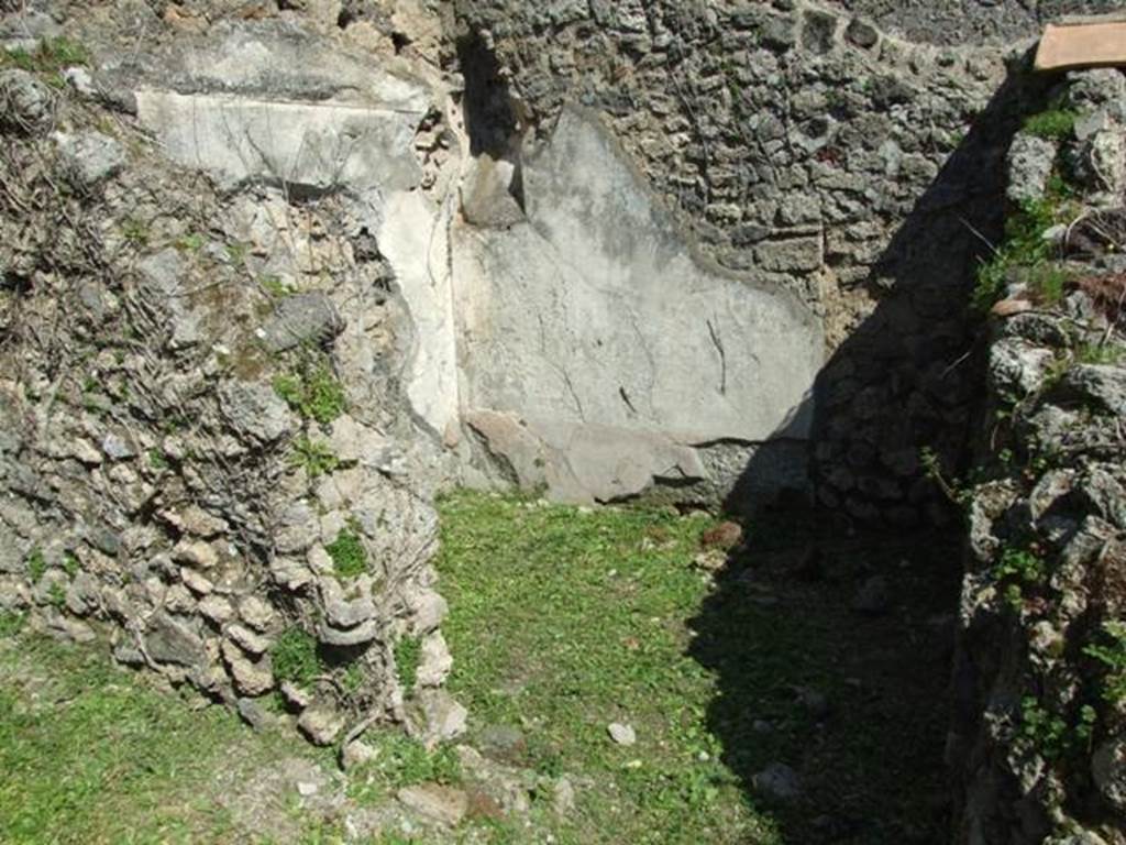 VI.15.5 Pompeii. March 2009. Doorway to room 16, cubiculum. Looking east. According to NdS, the walls of this room were decorated with panels with a white background.
