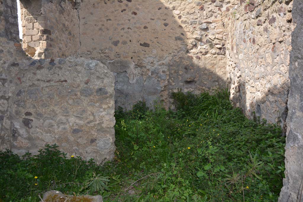 VI.15.5 Pompeii. March 2019. Looking north. Room 20, services area, with window in west wall looking onto Vicolo del Labirinto.
Foto Annette Haug, ERC Grant 681269 DÉCOR.
