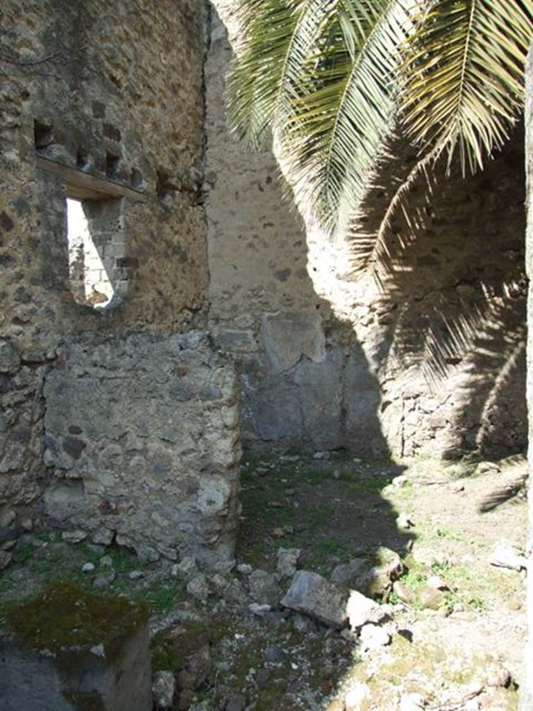 VI.15.5 Pompeii. March 2009. Looking north. Room 20, services area, with window in west wall looking onto Vicolo del Labirinto.