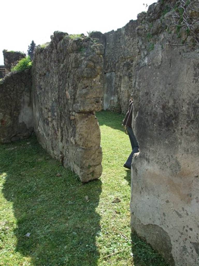 VI.15.5 Pompeii.  March 2009. Doorway in west side of corridor 15, looking into Room 22, Triclinium.