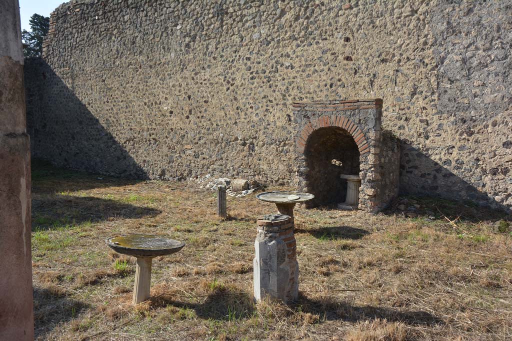 VI 15 5 Pompeii. October 2019. Looking south-west across garden area from east portico.
Foto Annette Haug, ERC Grant 681269 DCOR.

