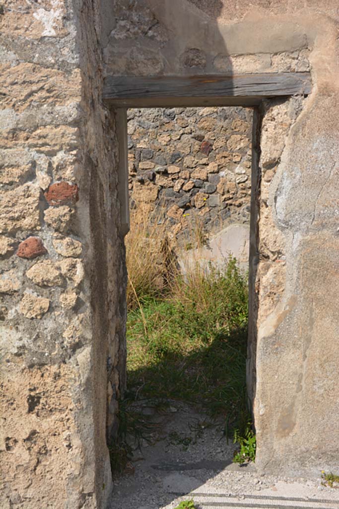 VI 15 5 Pompeii. March 2019. Oecus 24, looking north through small doorway from tablinum 7.
Foto Annette Haug, ERC Grant 681269 DCOR.
