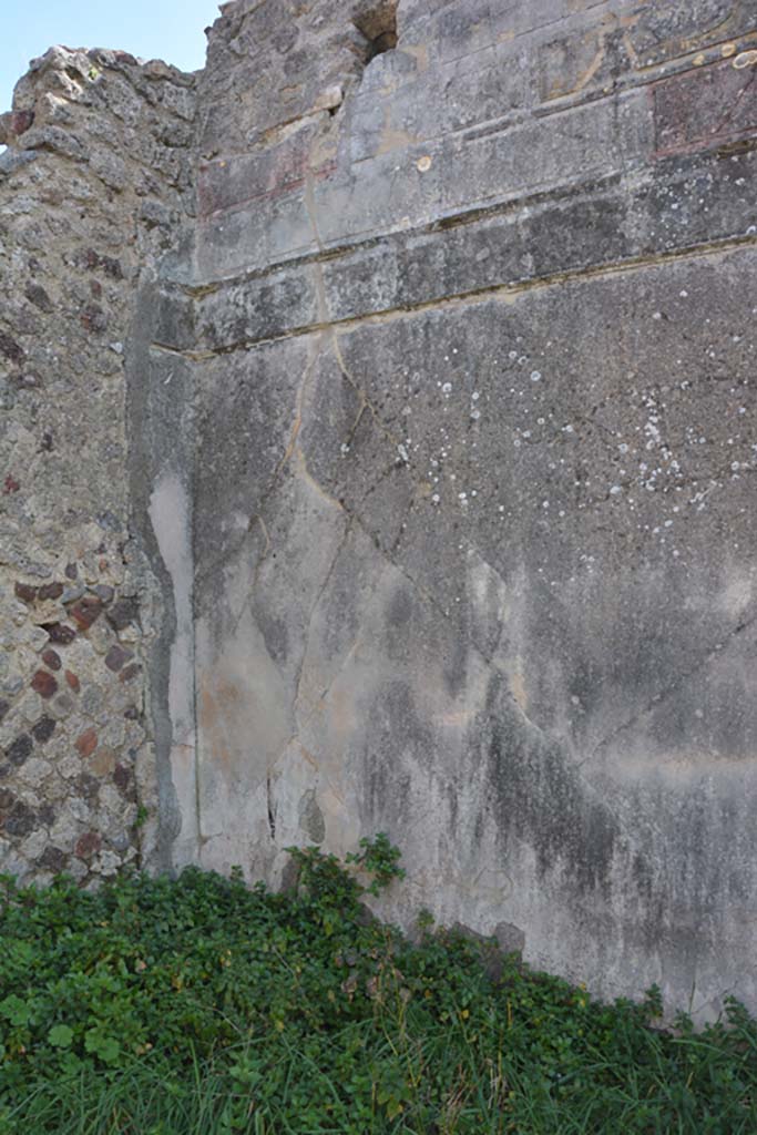 VI 15 5 Pompeii. March 2019. Oecus 24, looking east along south wall towards south-east corner.
Foto Annette Haug, ERC Grant 681269 DCOR.
