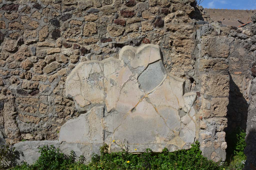 VI 15 5 Pompeii. March 2019. Oecus 24, looking towards north wall at east end with bed recess (now hidden by plants).
Foto Annette Haug, ERC Grant 681269 DCOR.
