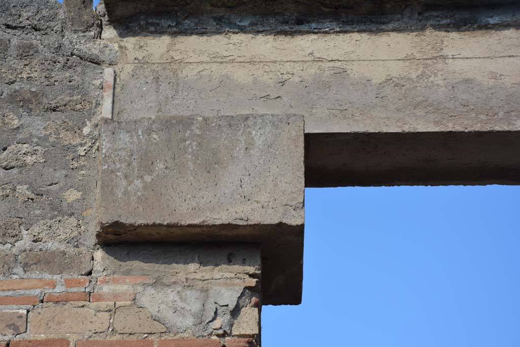 VI 15 5 Pompeii. July 2017. Large cube of tufa from south side of upper doorway.
Foto Annette Haug, ERC Grant 681269 DÉCOR.

