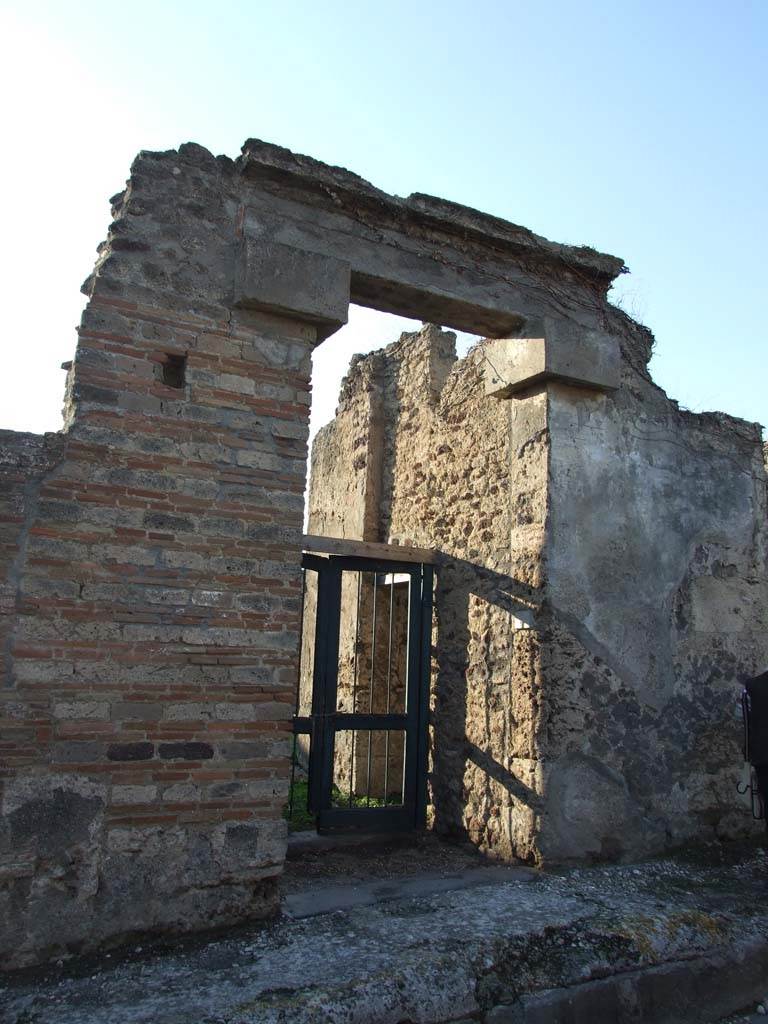 VI.15.5 Pompeii. December 2007. Entrance doorway. 
According to Della Corte, found painted to the right of the entrance was –
Pupius Rufus facit, idem probat     [CIL IV 3537]
See Della Corte, M., 1965. Case ed Abitanti di Pompei. Napoli: Fausto Fiorentino. (p. 65)
 
According to Epigraphik-Datenbank Clauss/Slaby (See www.manfredclauss.de) it read -

] aed(ilem) i(uvenem) p(robum) d(ignum) r(ei) p(ublicae) o(ro) v(os) f(aciatis) Pupius Rufus facit 
idem probat      [CIL IV 3537]
