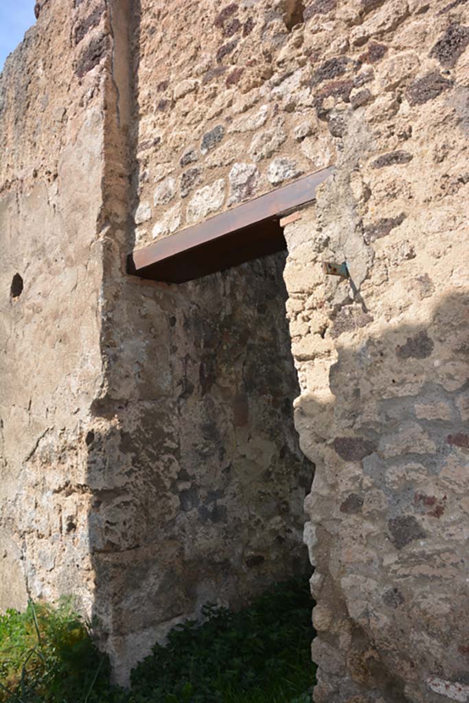 VI 15 5 Pompeii. March 2019. North wall of entrance corridor/fauces with doorway to room 2.
Foto Annette Haug, ERC Grant 681269 DÉCOR.
