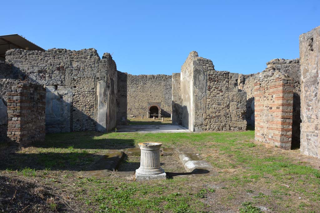 VI 15 5 Pompeii. October 2019. Room 1, looking west across atrium towards tablinum and garden area.
Foto Annette Haug, ERC Grant 681269 DÉCOR
