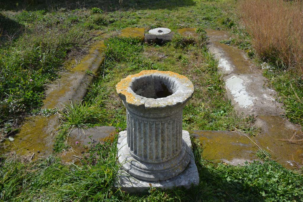 VI 15 5 Pompeii. March 2019. Room 1, looking west across impluvium and puteal in atrium.
Foto Annette Haug, ERC Grant 681269 DÉCOR.
