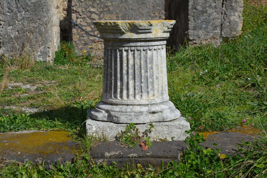 VI 15 5 Pompeii. March 2019. Room 1, looking east towards puteal on side of impluvium.
Foto Annette Haug, ERC Grant 681269 DÉCOR.
