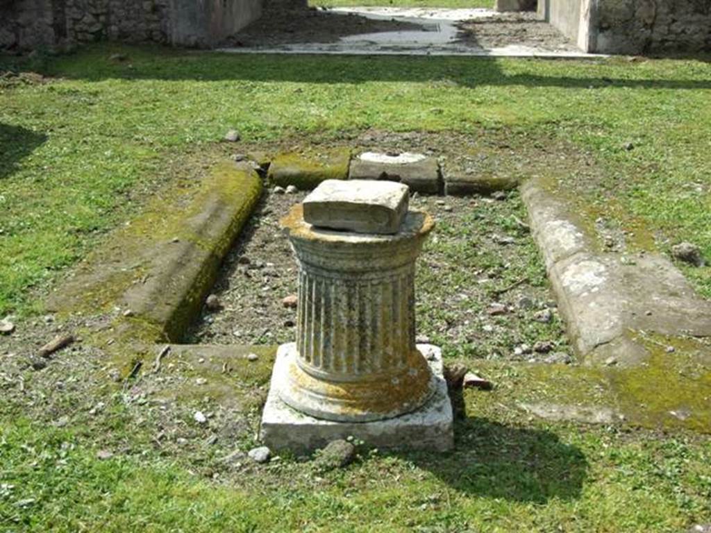 VI.15.5 Pompeii.  March 2009.  Room 1. Atrium. Impluvium and puteal.  Looking west.