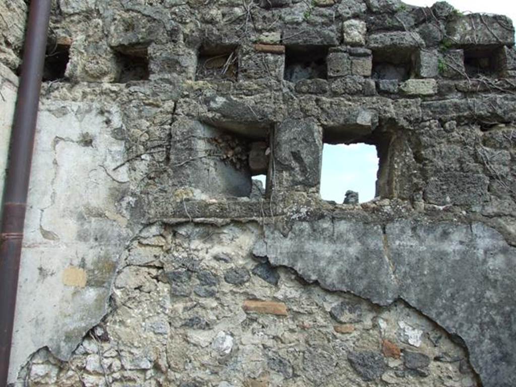 VI.15.6 Pompeii. March 2009. Room 2, east wall of cubiculum, with window onto Vicolo dei Vettii, and beam supports for upper floor.
