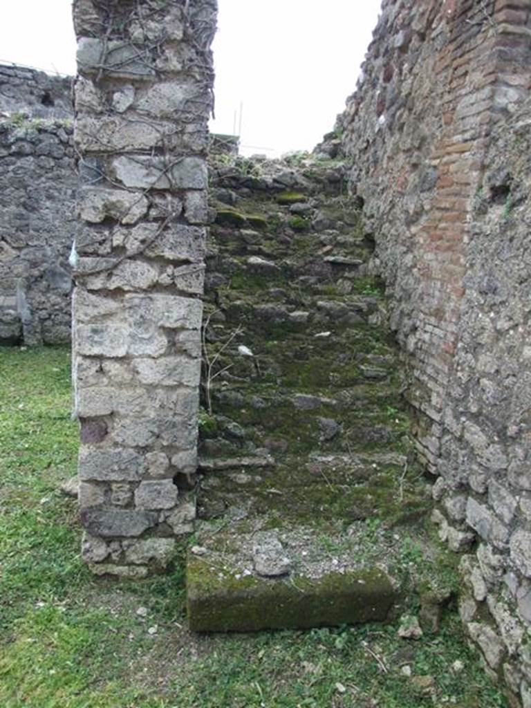 VI.15.6 Pompeii. March 2009. Room 7, stairs to upper floor. Looking south. According to NdS, these stairs would have had wood as part of the level of each step. On the white plaster of the pilaster to the left as one went up the stairs, graffiti could be read, between many signs. On the right side as one went up, in rather large letters on the grey plaster, another graffito could be seen.
