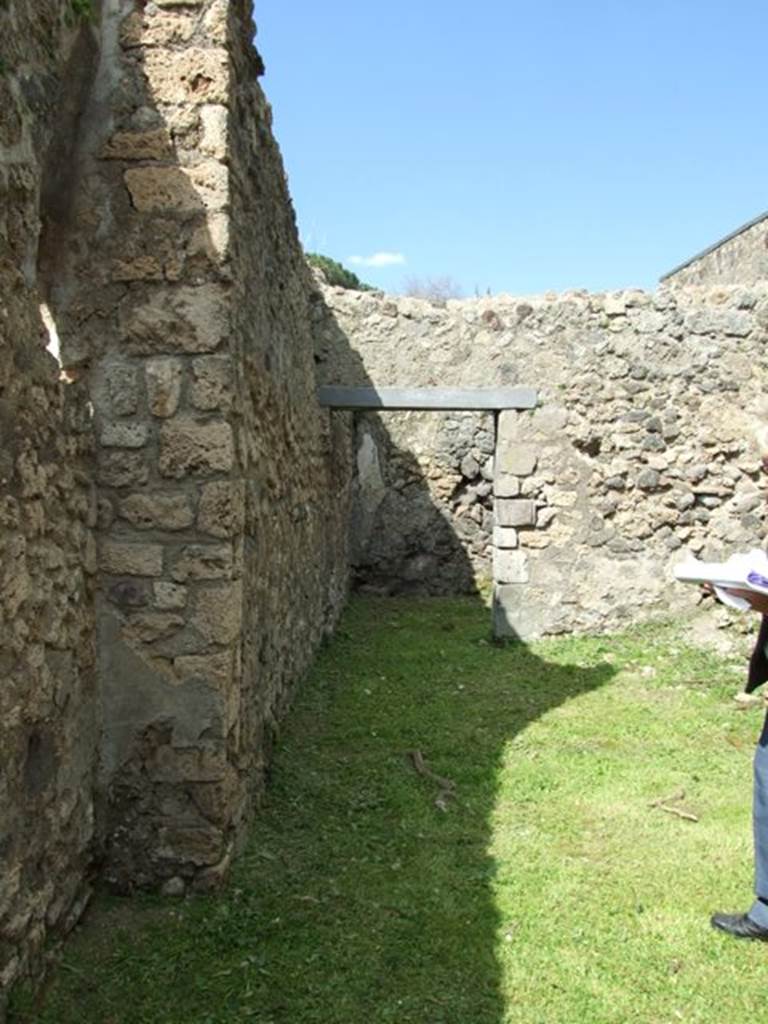 VI.15.6 Pompeii. March 2009.  Looking north to doorway of Room 11.