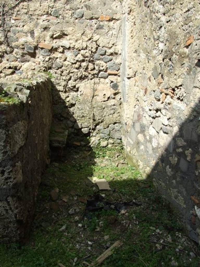 VI.15.6 Pompeii. March 2009.  Room 14.  Latrine, in north east corner of kitchen or courtyard.