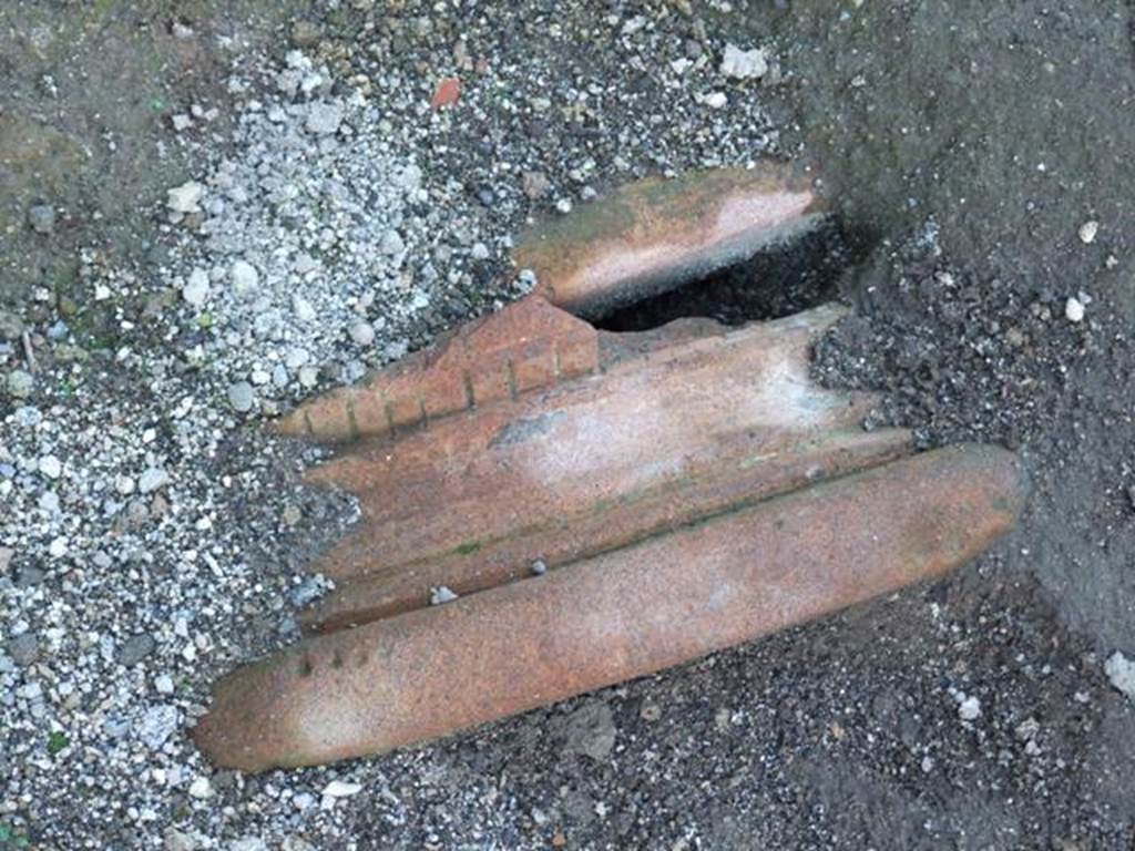 Pompeii. Close up of terracotta pot or base buried in pavement between VI.15.6 and VI.15.7.  December 2007.