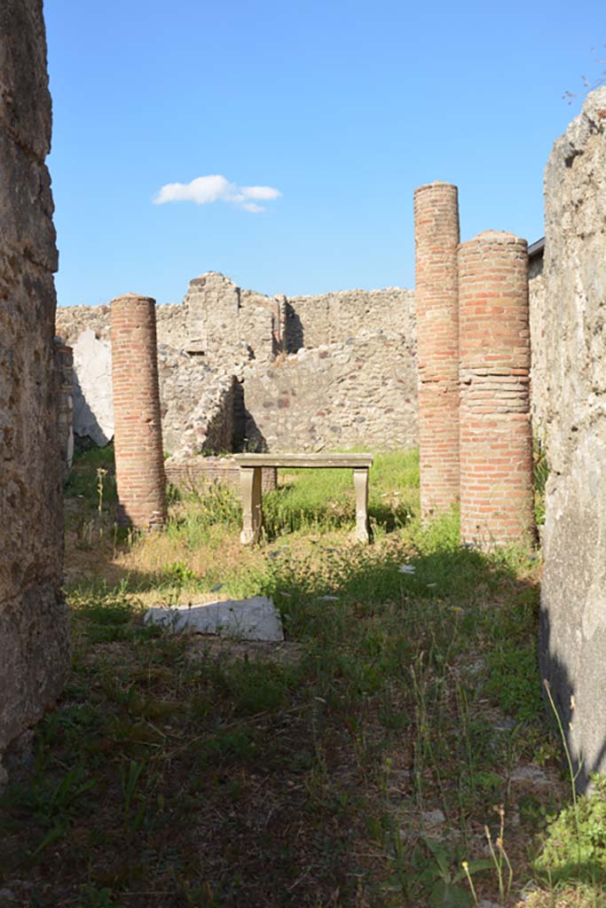 VI 15 6 Pompeii. July 2017. Looking west from entrance corridor towards atrium.
Foto Annette Haug, ERC Grant 681269 DÉCOR.
