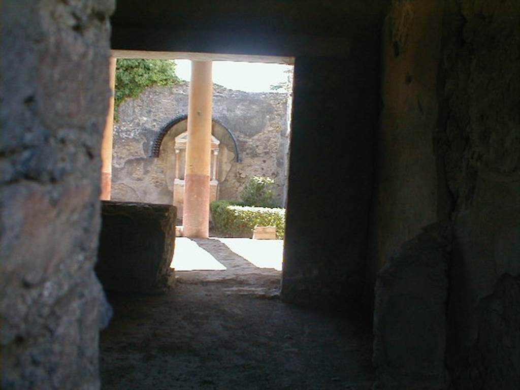 VI.15.7 Pompeii, stairway to upper apartment with VI.15.8 at rear. September 2004.

