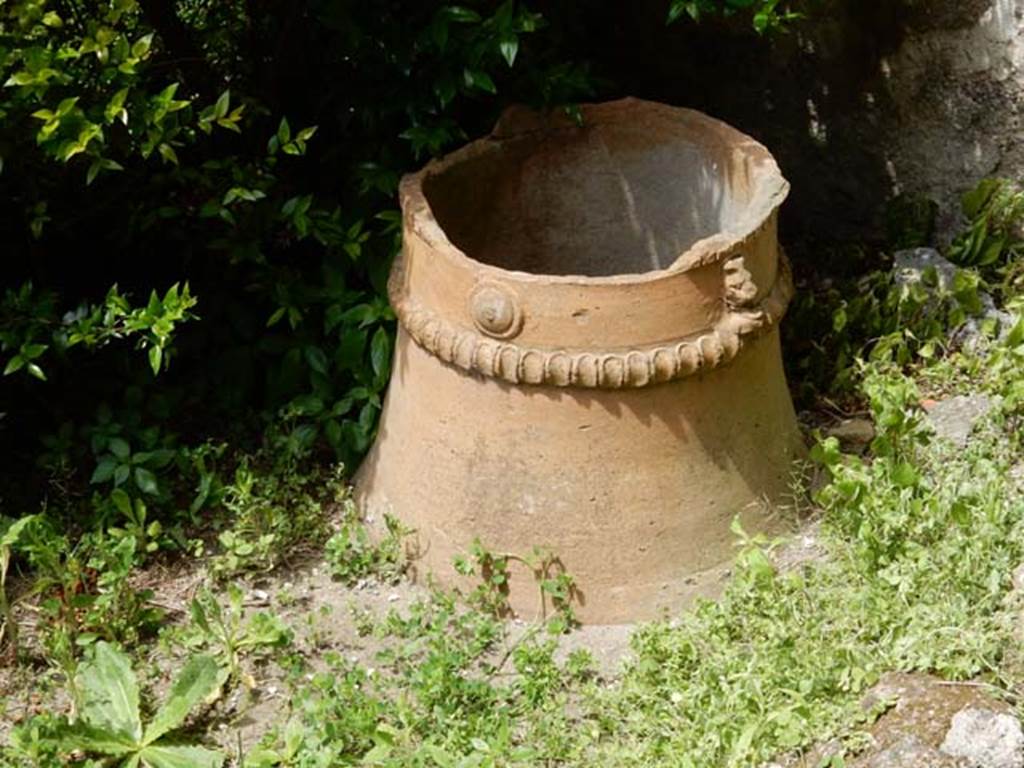 VI.15.8 Pompeii. May 2015. Terracotta puteal in the garden. Photo courtesy of Buzz Ferebee.
