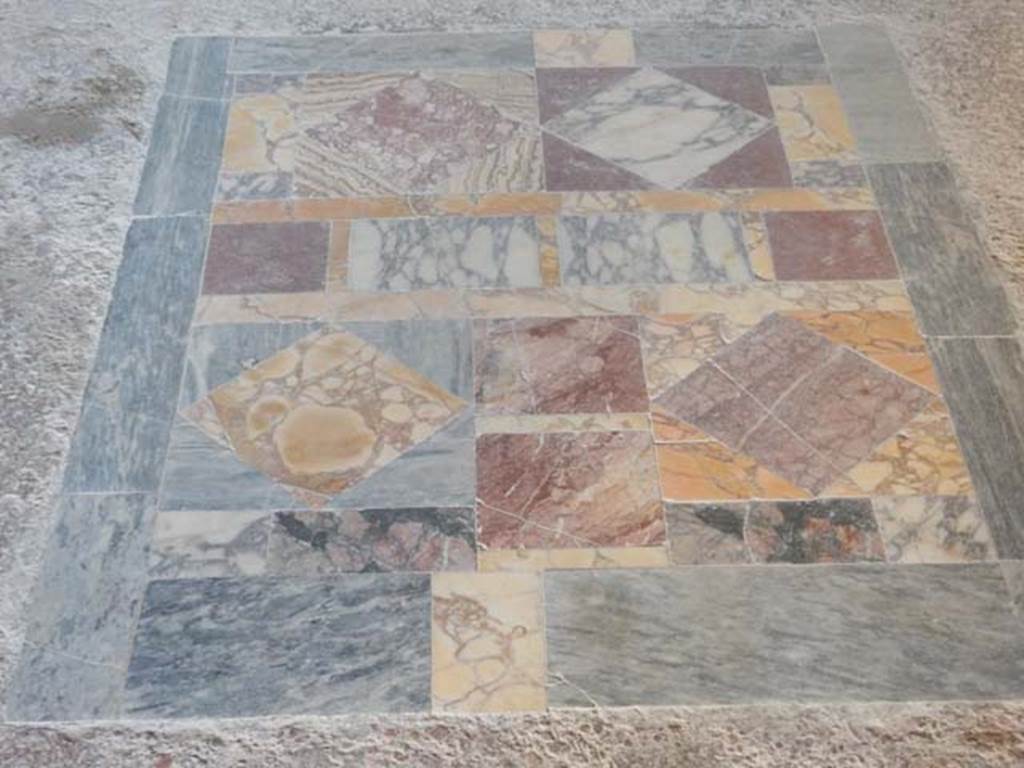 VI.15.8 Pompeii. May 2015. Decorative marble inlaid floor panel of oecus. Photo courtesy of Buzz Ferebee.
