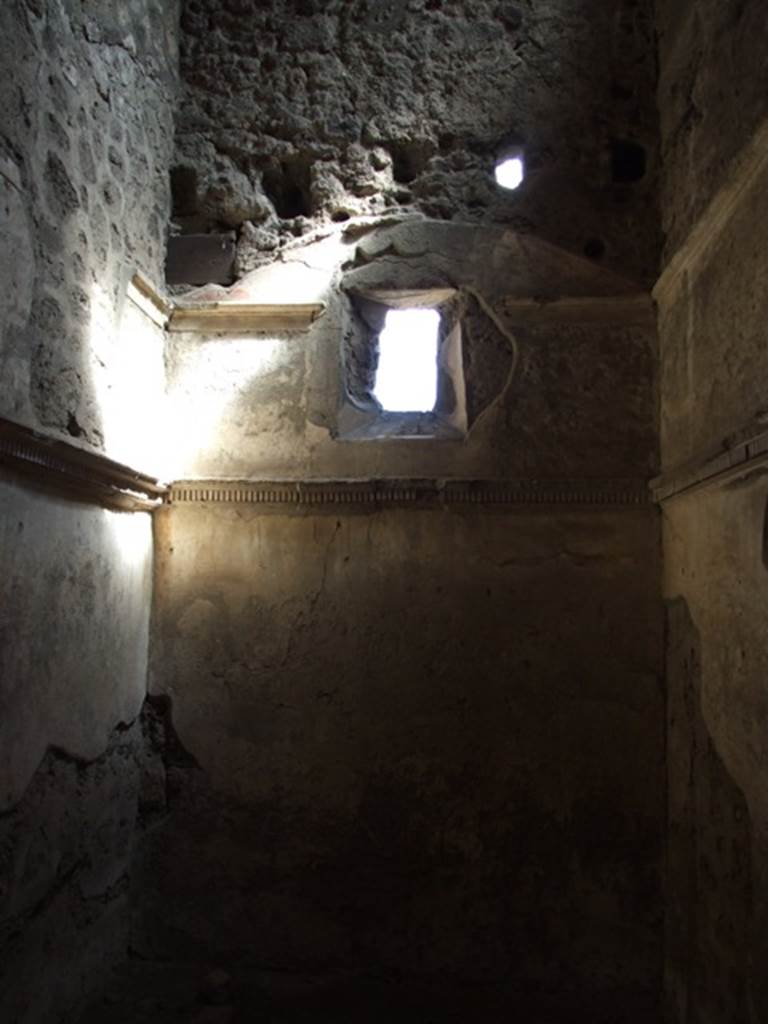 VI.15.9 Pompeii.  March 2009.  Cubiculum.  East wall with window to Vico dei Vettii.