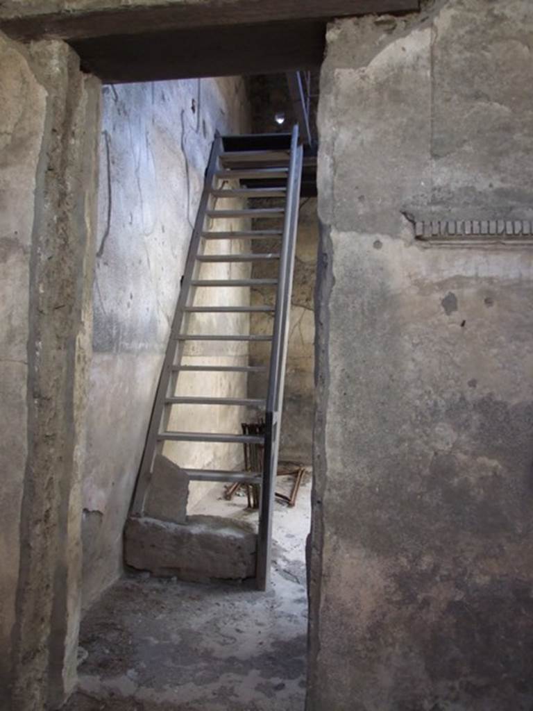 VI.15.9 Pompeii.  March 2009.   West wall of cubiculum, with doorway into atrium.  Looking west.