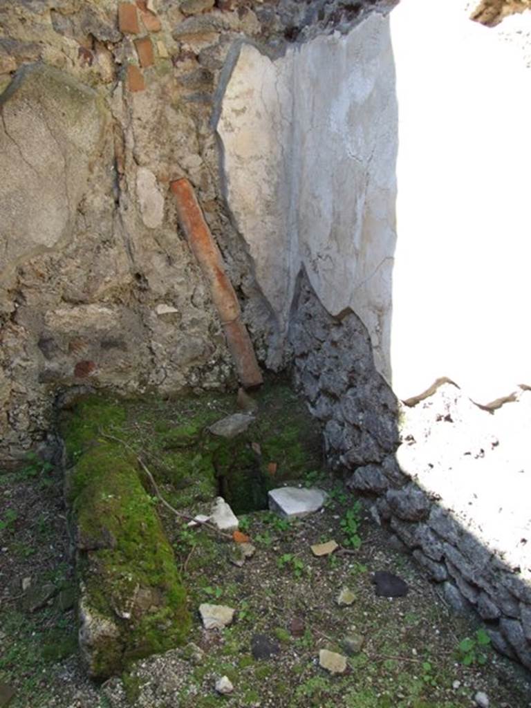 VI.15.9 Pompeii.  March 2009.  Latrine in kitchen. Looking west.