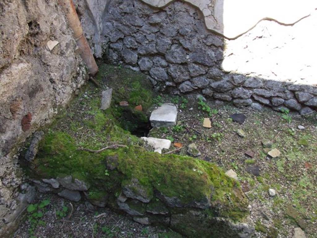 VI.15.9 Pompeii.  March 2009.  Latrine in kitchen.  Looking north.