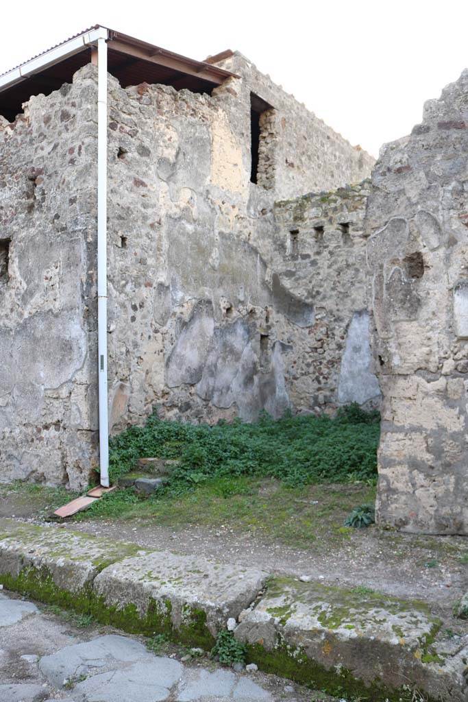 VI.15.10 Pompeii. December 2018. 
Looking south-west from entrance doorway. Photo courtesy of Aude Durand.
