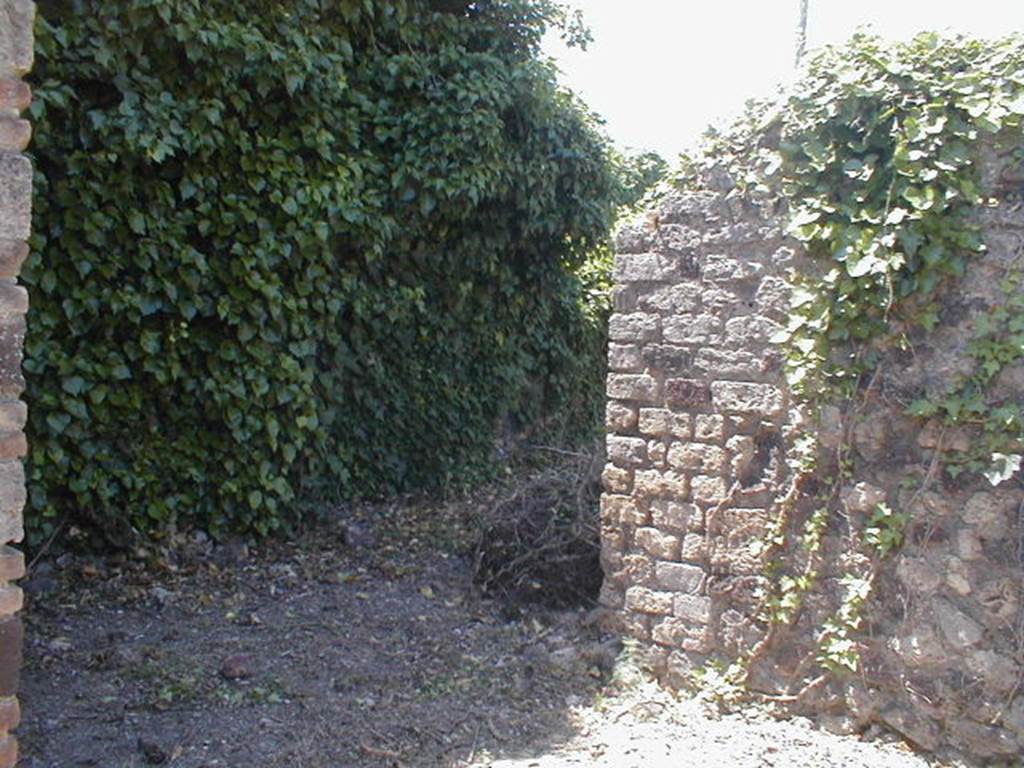 VI.15.13 Pompeii. September 2005. Doorway to large rear room.