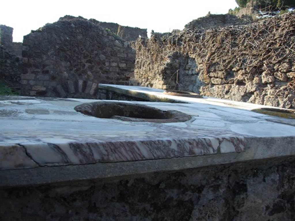 VI.15.15 Pompeii. December 2007. Looking across counter.