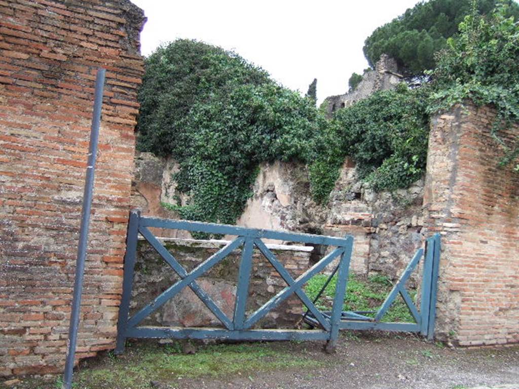 VI.15.16 Pompeii. December 2005. Looking west to entrance doorway.