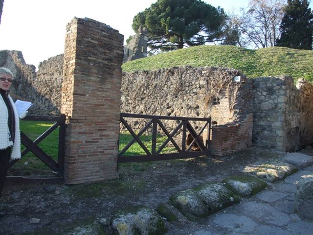 VI.15.18 Pompeii. December 2007. Looking west to entrance doorway.