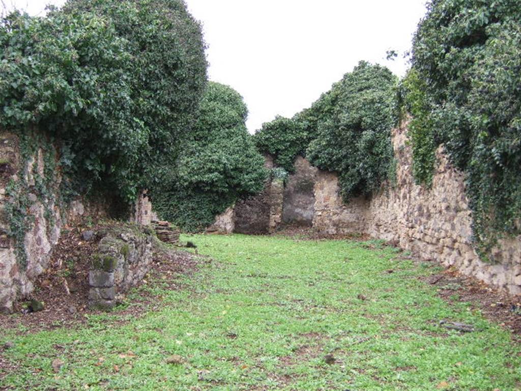 VI.15.18 Pompeii. December 2005. Looking west from entrance.